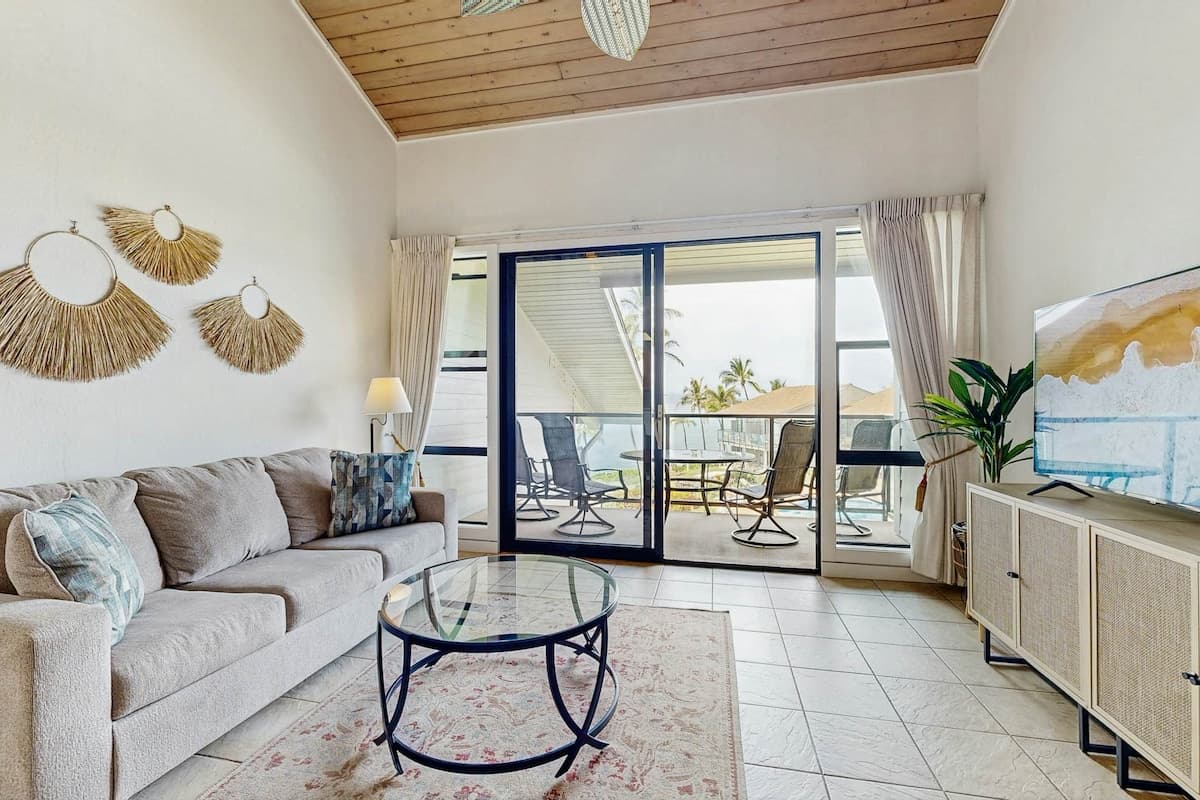 Condo in Lahaina · ★4.08 · 2 bedrooms · 4 beds · 2 private baths - Photo 5