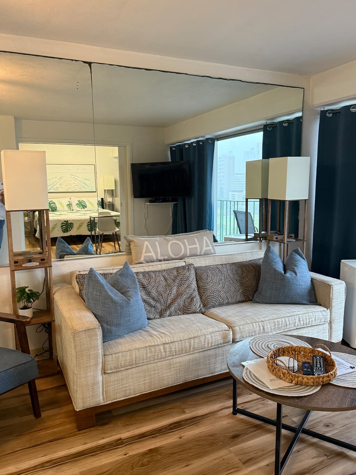 Breezy Waikiki Apt 🌈sleeps 6 & PARKING included - Photo 2