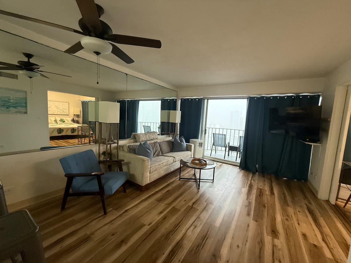 Breezy Waikiki Apt 🌈sleeps 6 & PARKING included - Photo 4