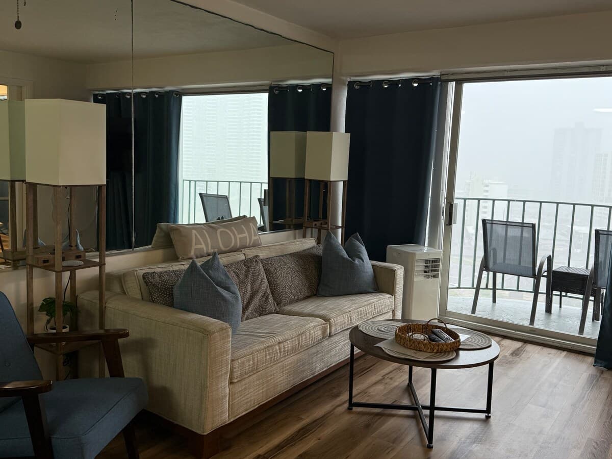 Breezy Waikiki Apt 🌈sleeps 6 & PARKING included - Photo 5