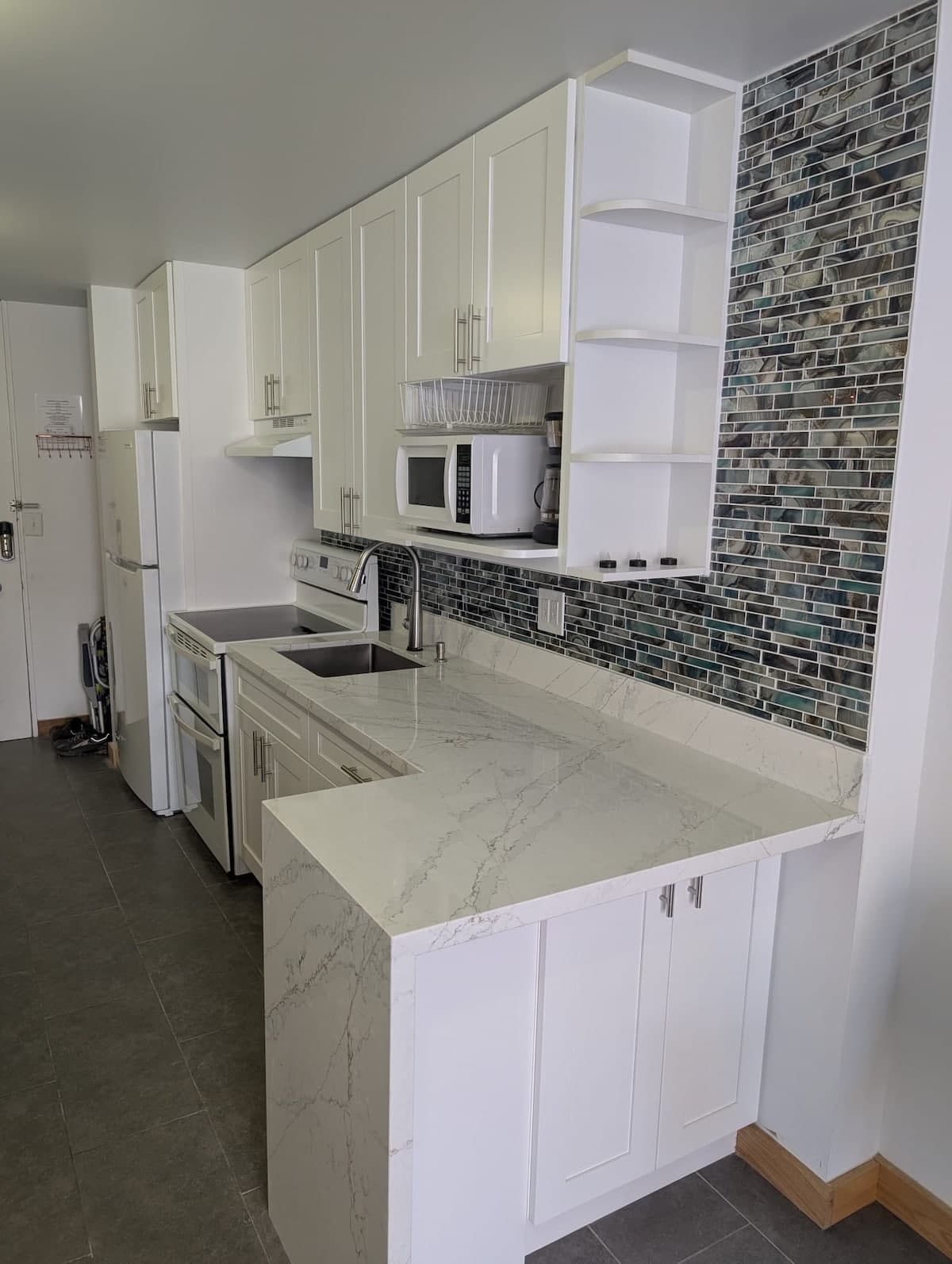 Condo in Honolulu · ★4.96 · Studio · 2 beds · 1 private bath - Photo 3