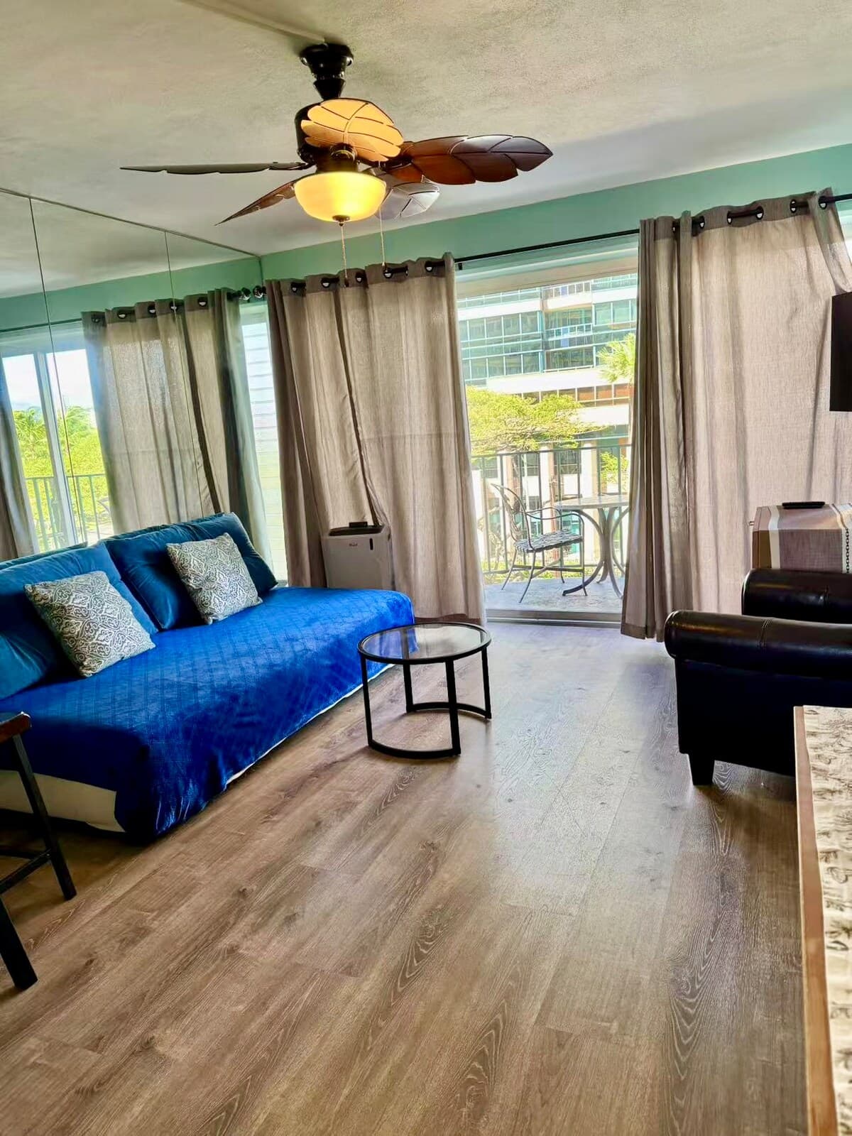 Condo in Honolulu · ★4.53 · 2 bedrooms · 3 beds · 1 private bath - Photo 4
