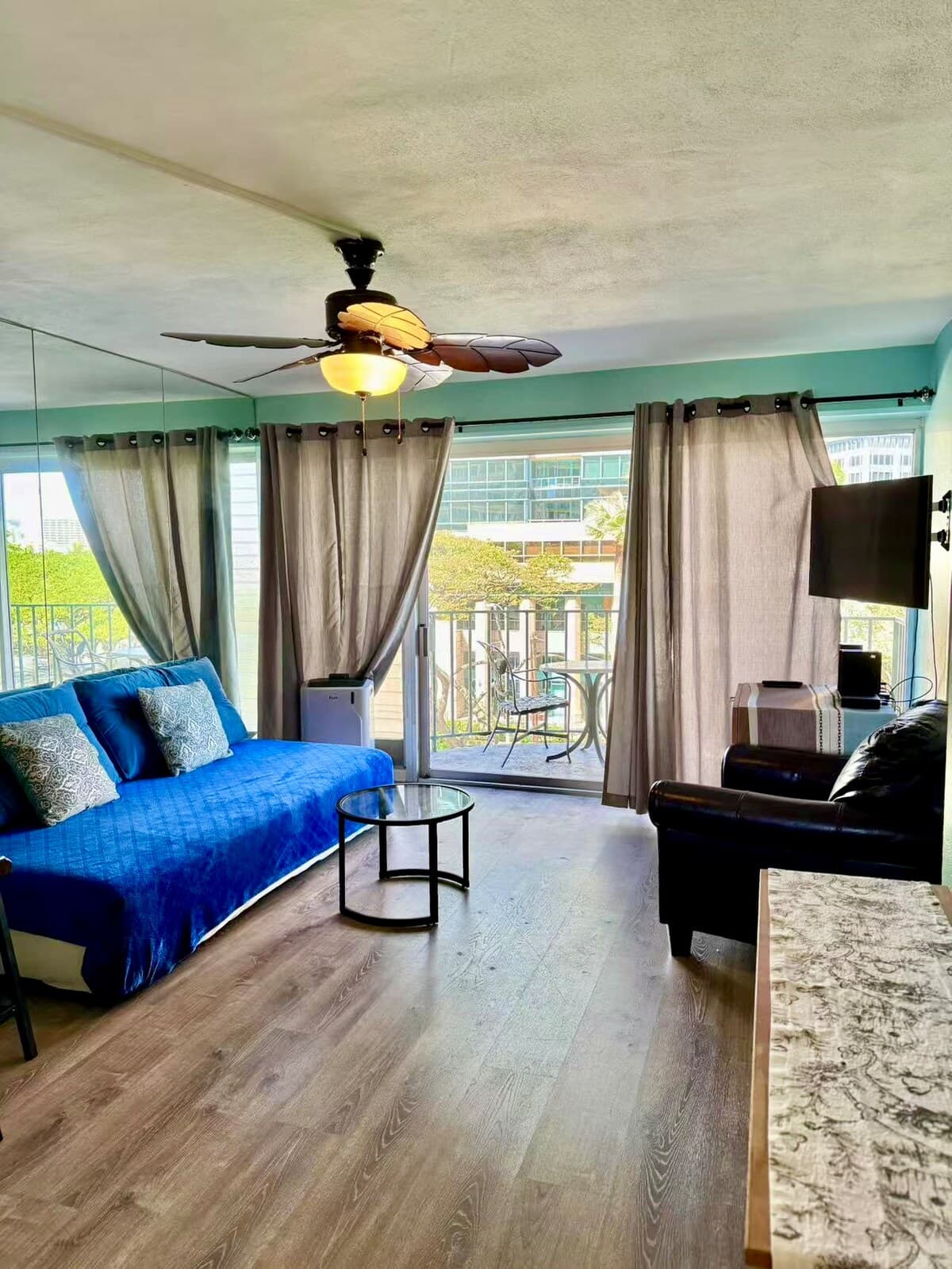 Condo in Honolulu · ★4.53 · 2 bedrooms · 3 beds · 1 private bath - Photo 5