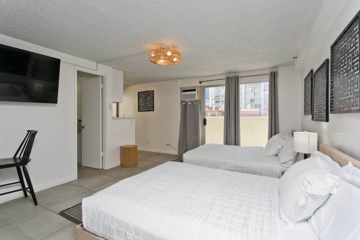 Condo in Honolulu · ★4.66 · 1 bedroom · 1 bed · 1 bath - Photo 1