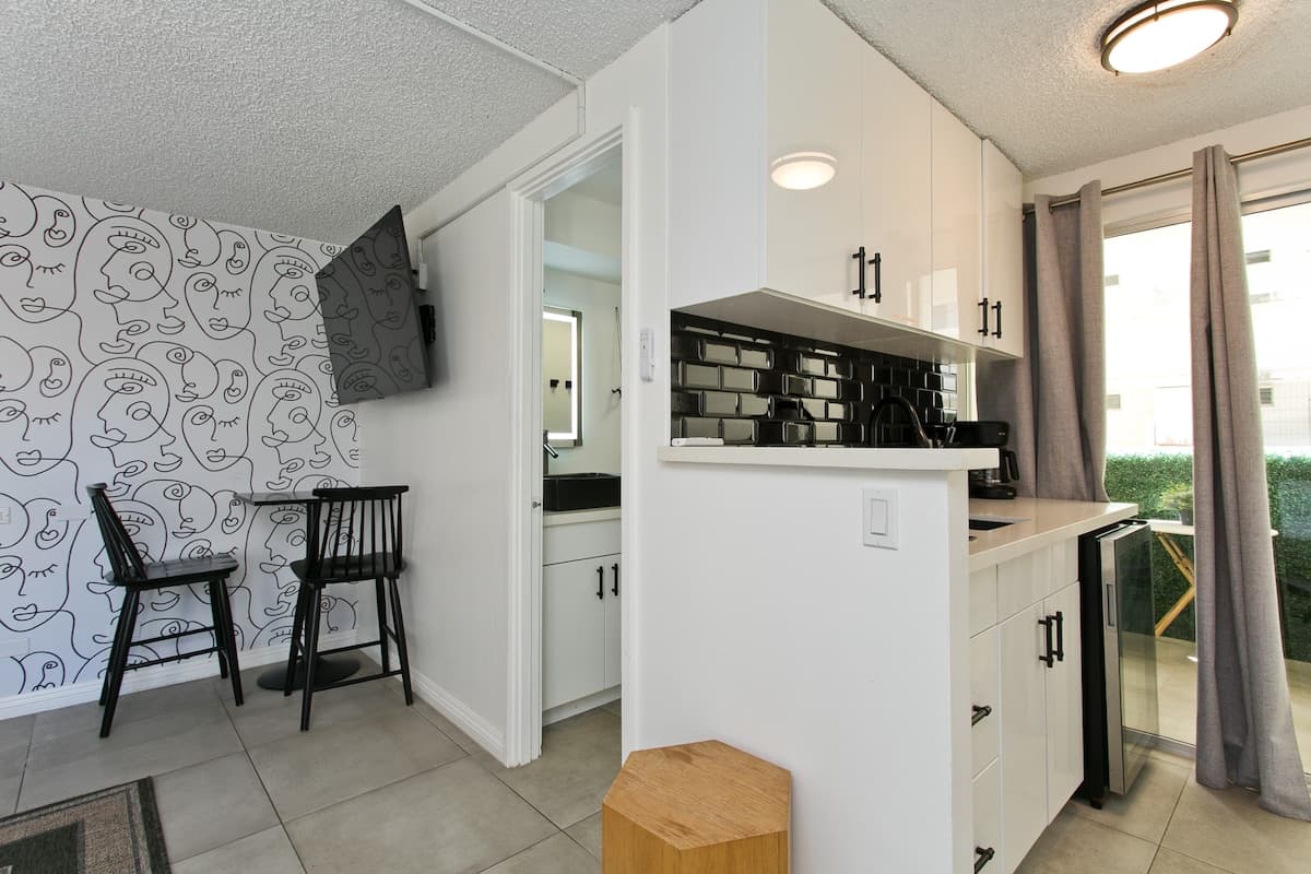 Condo in Honolulu · ★4.66 · 1 bedroom · 1 bed · 1 bath - Photo 4