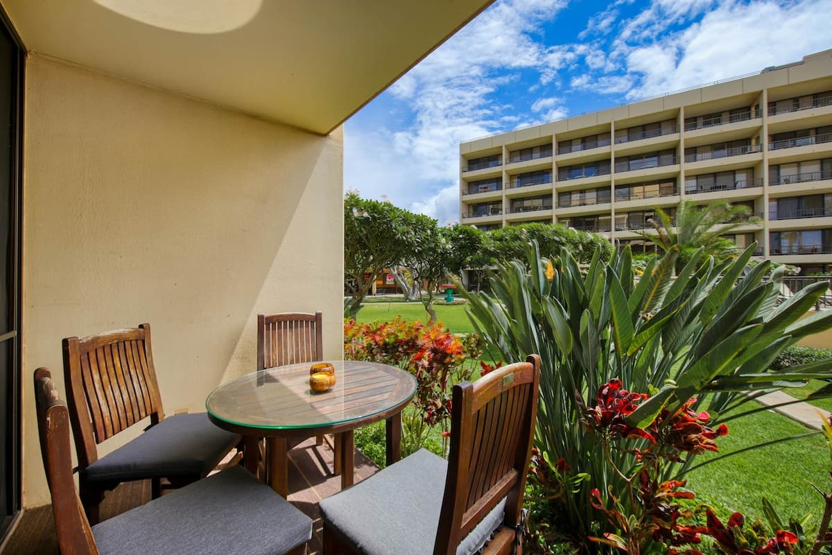Condo in Kihei · ★4.64 · 1 bedroom · 2 beds · 1 shared bath - Photo 4