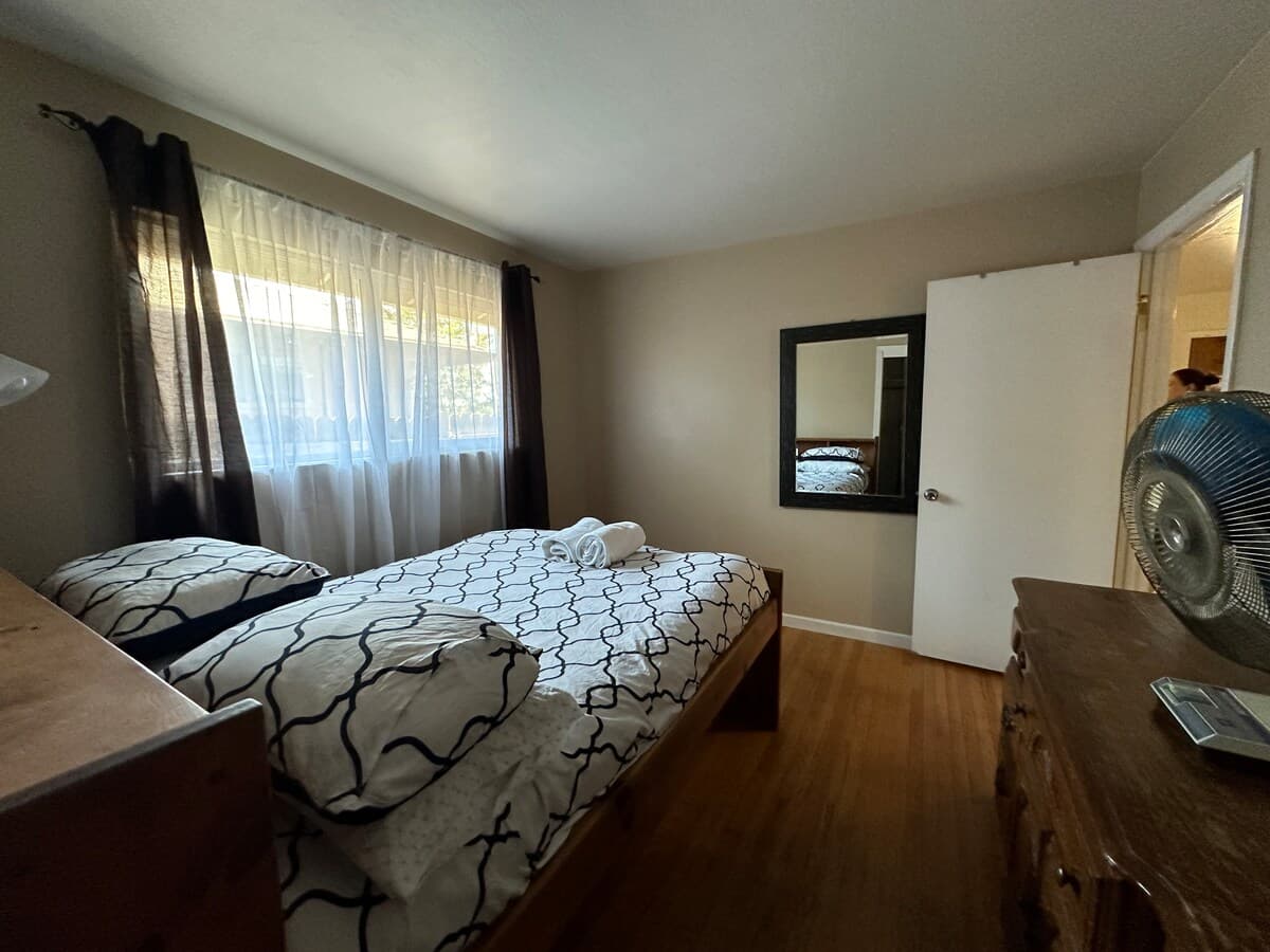 Spacious 6BR Home, 2 Fireplaces, Huge Yard - Photo 3