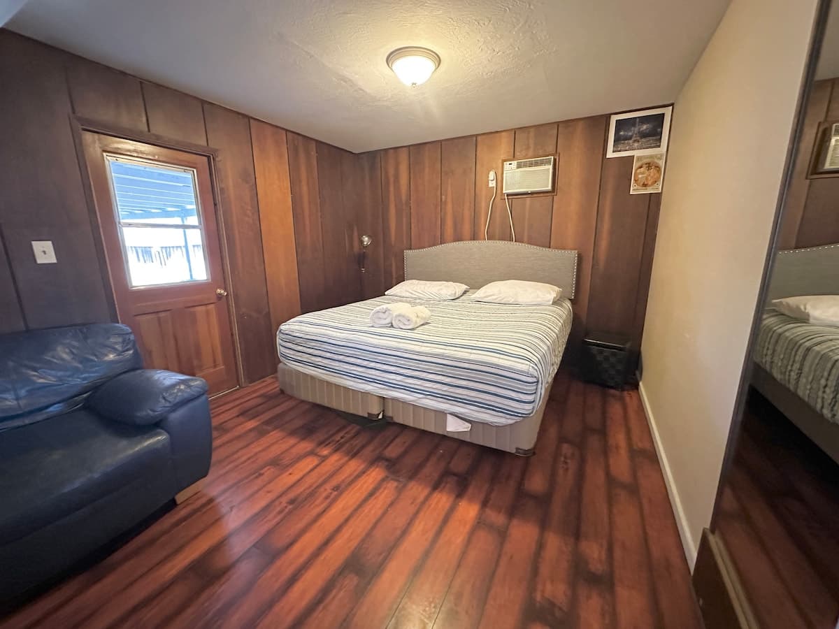 Spacious 6BR Home, 2 Fireplaces, Huge Yard - Photo 4