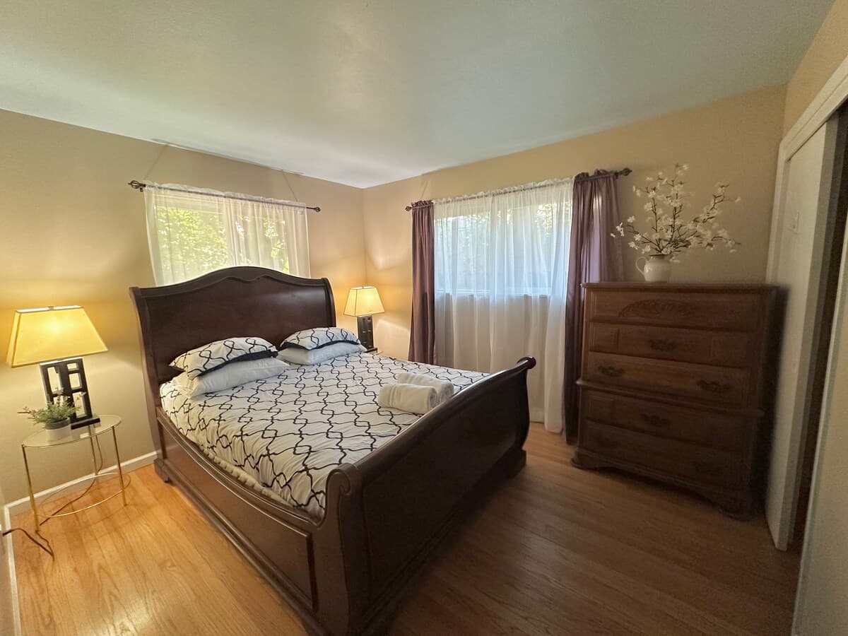 Spacious 6BR Home, 2 Fireplaces, Huge Yard - Photo 2