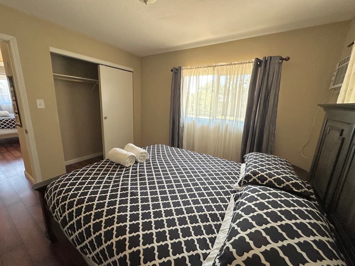 Spacious 6BR Home, 2 Fireplaces, Huge Yard - Photo 5