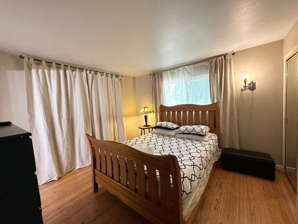 Spacious 6BR Home, 2 Fireplaces, Huge Yard - Photo 1