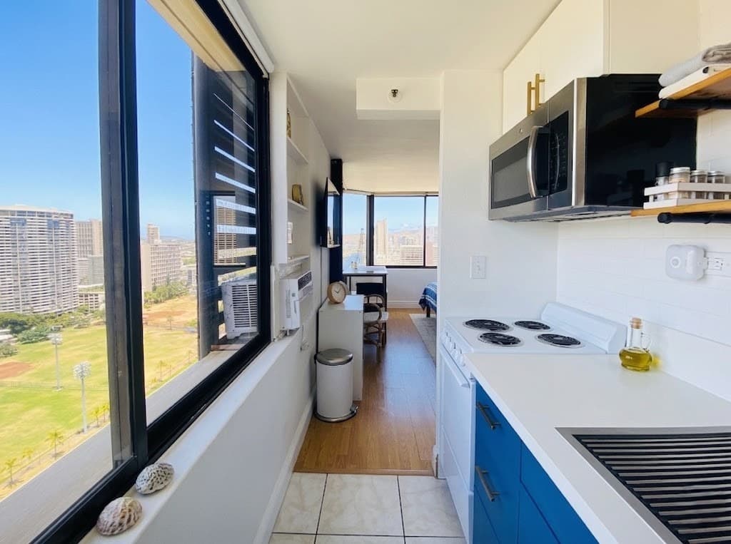 Condo in Honolulu · ★4.78 · 1 bedroom · 1 bed · 1 private bath - Photo 5