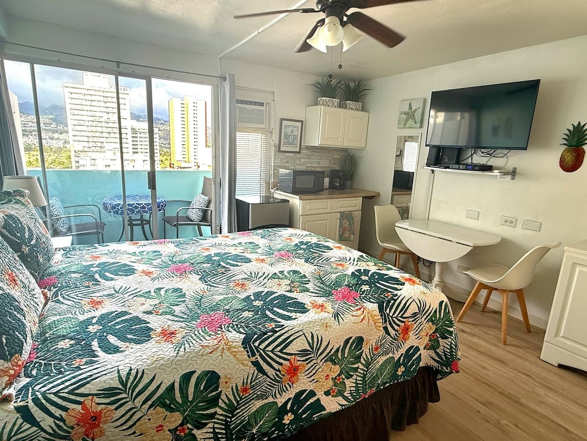 Condo in Honolulu · ★4.76 · Studio · 1 bed · 1 private bath - Photo 1