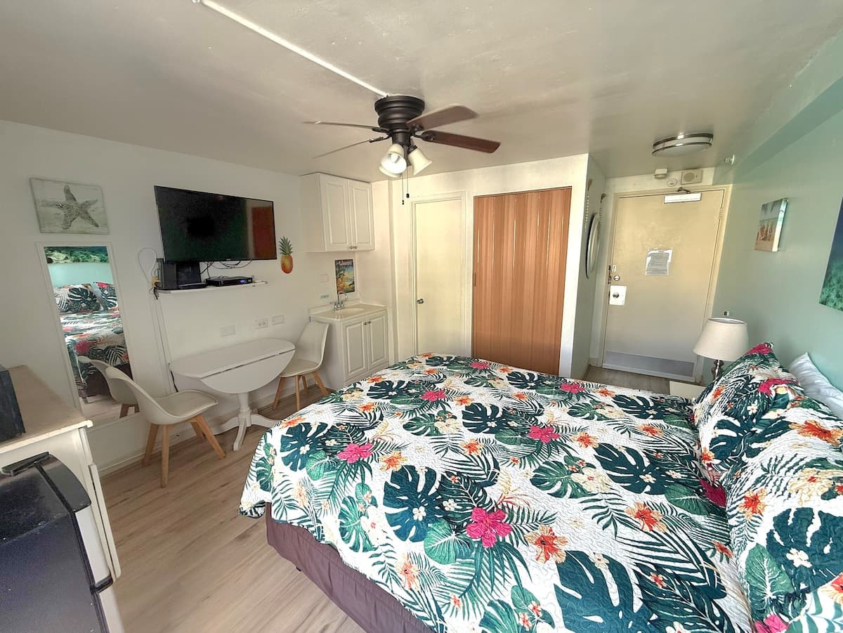 Condo in Honolulu · ★4.76 · Studio · 1 bed · 1 private bath - Photo 2