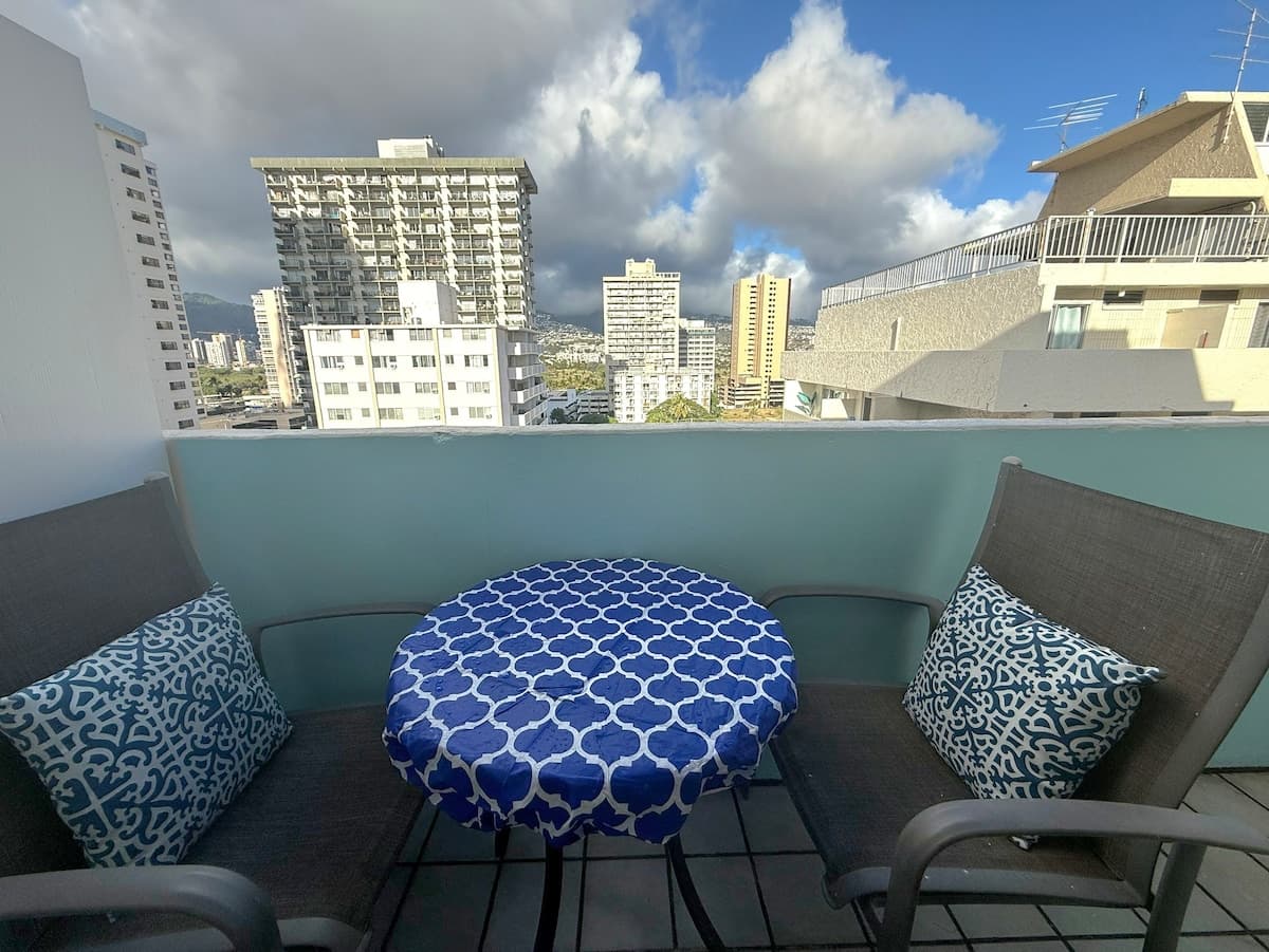 Condo in Honolulu · ★4.76 · Studio · 1 bed · 1 private bath - Photo 3
