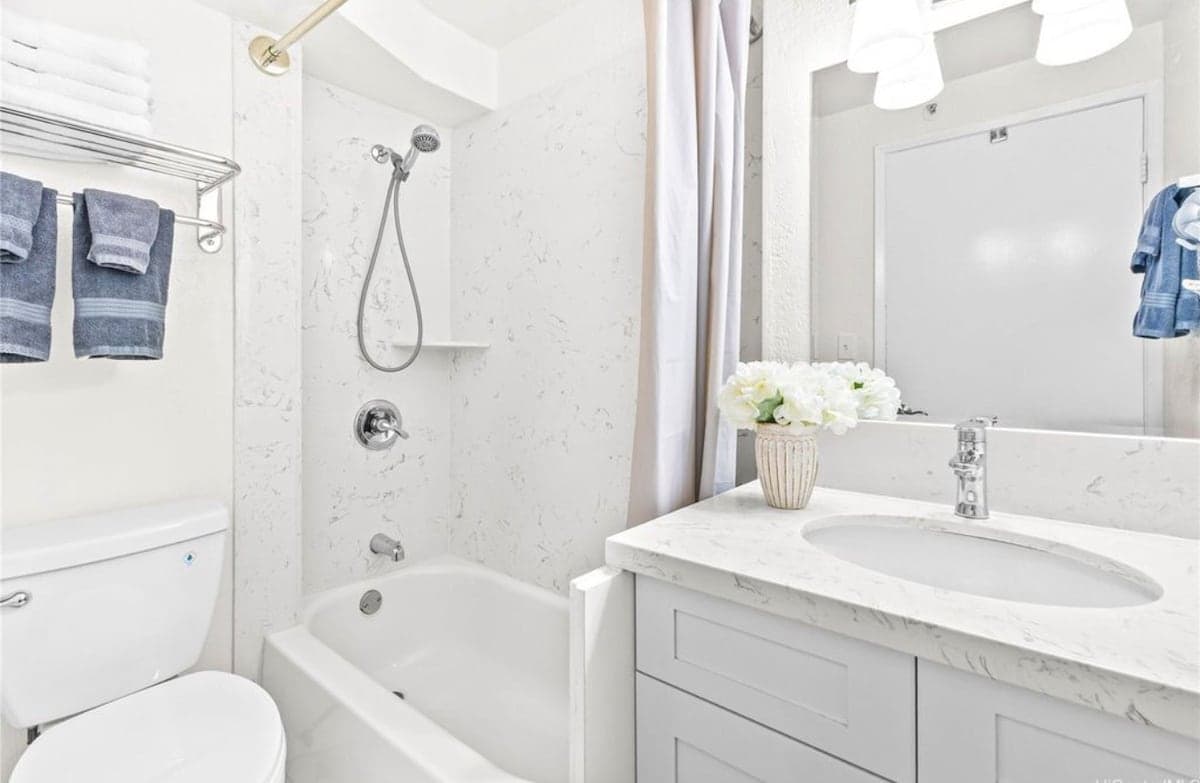 Condo in Honolulu · ★4.69 · Studio · 1 bed · 1 private bath - Photo 5