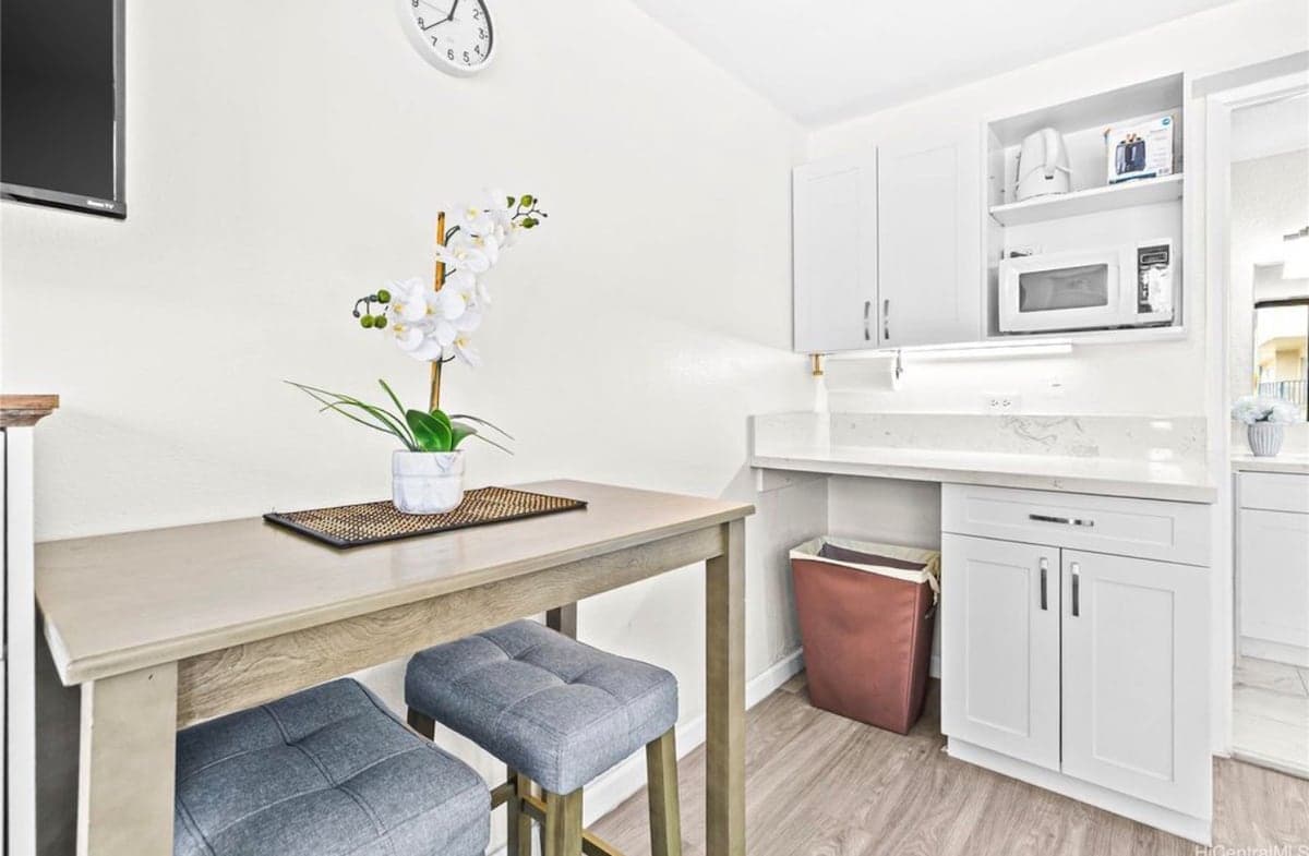 Condo in Honolulu · ★4.69 · Studio · 1 bed · 1 private bath - Photo 3