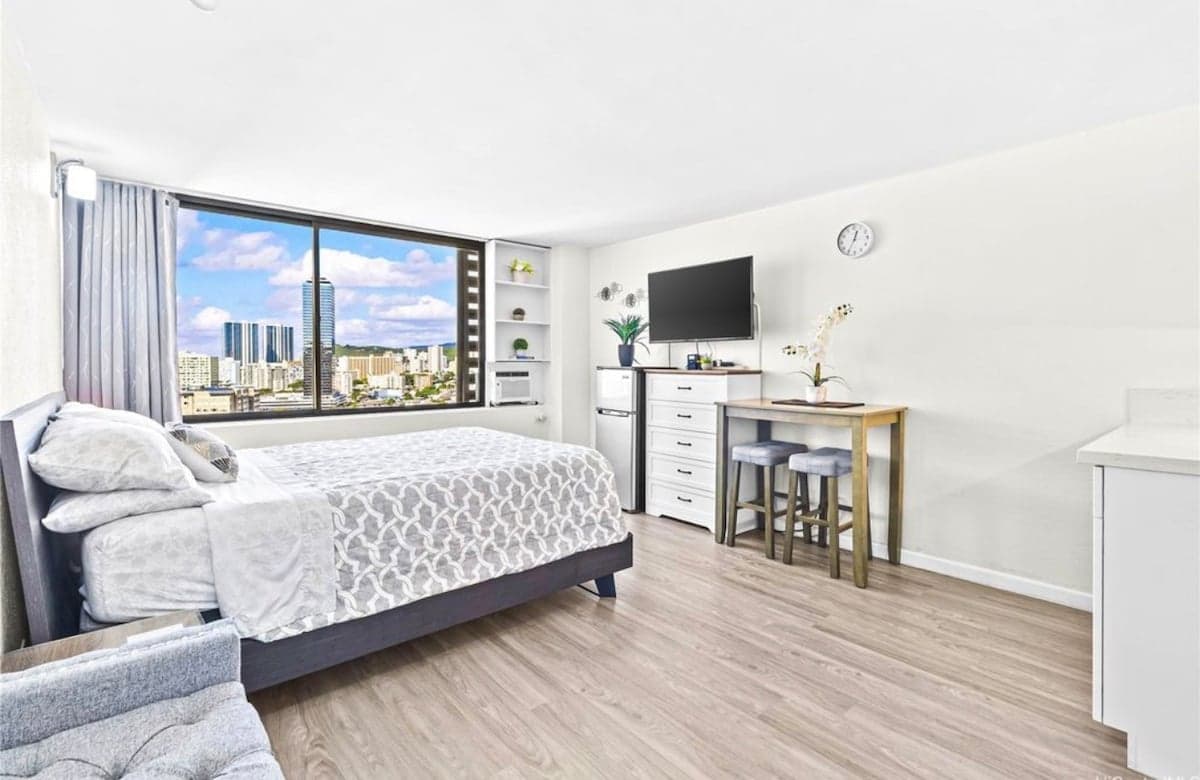 Condo in Honolulu · ★4.69 · Studio · 1 bed · 1 private bath - Photo 1