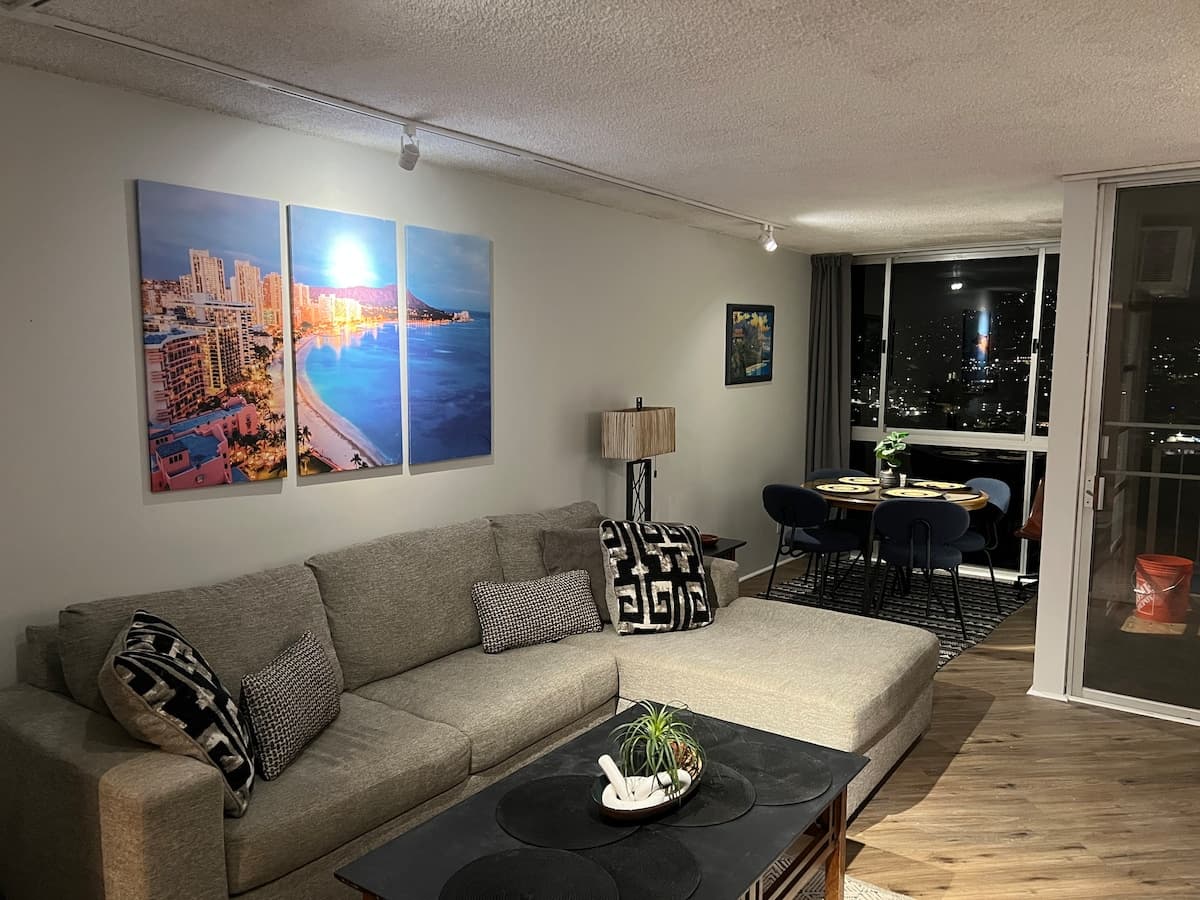 Condo in Honolulu · ★4.89 · 1 bedroom · 2 beds · 1 private bath - Photo 2