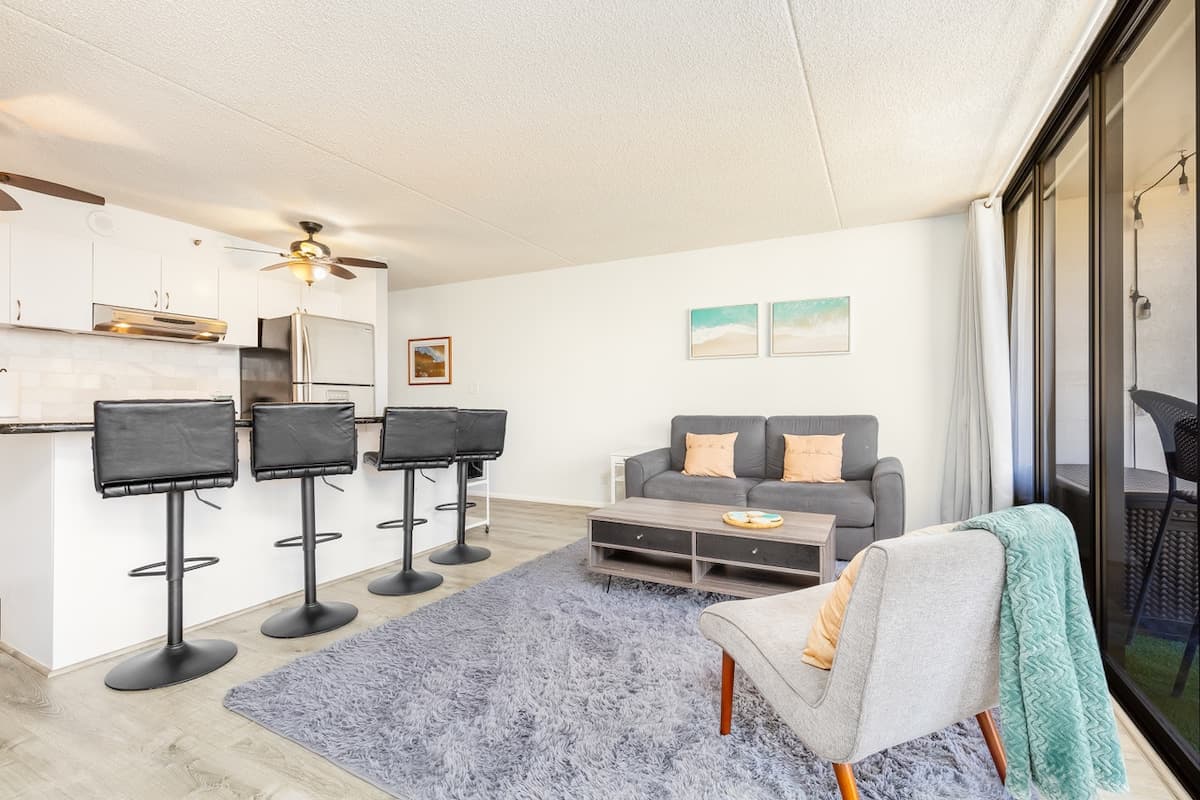 Condo in Honolulu · ★4.94 · 1 bedroom · 2 beds · 1 private bath - Photo 2