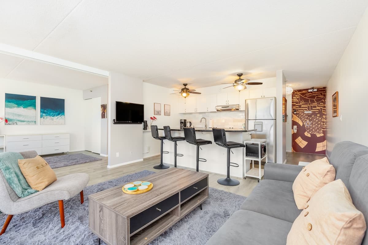 Condo in Honolulu · ★4.94 · 1 bedroom · 2 beds · 1 private bath - Photo 3