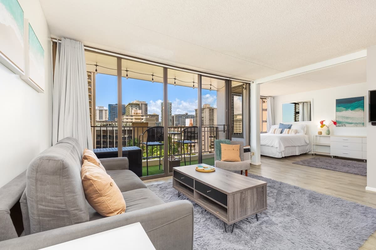 Condo in Honolulu · ★4.94 · 1 bedroom · 2 beds · 1 private bath - Photo 1