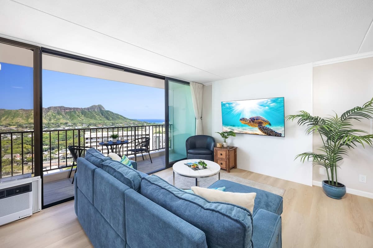 Condo in Honolulu · ★4.84 · 1 bedroom · 3 beds · 1 private bath - Photo 3