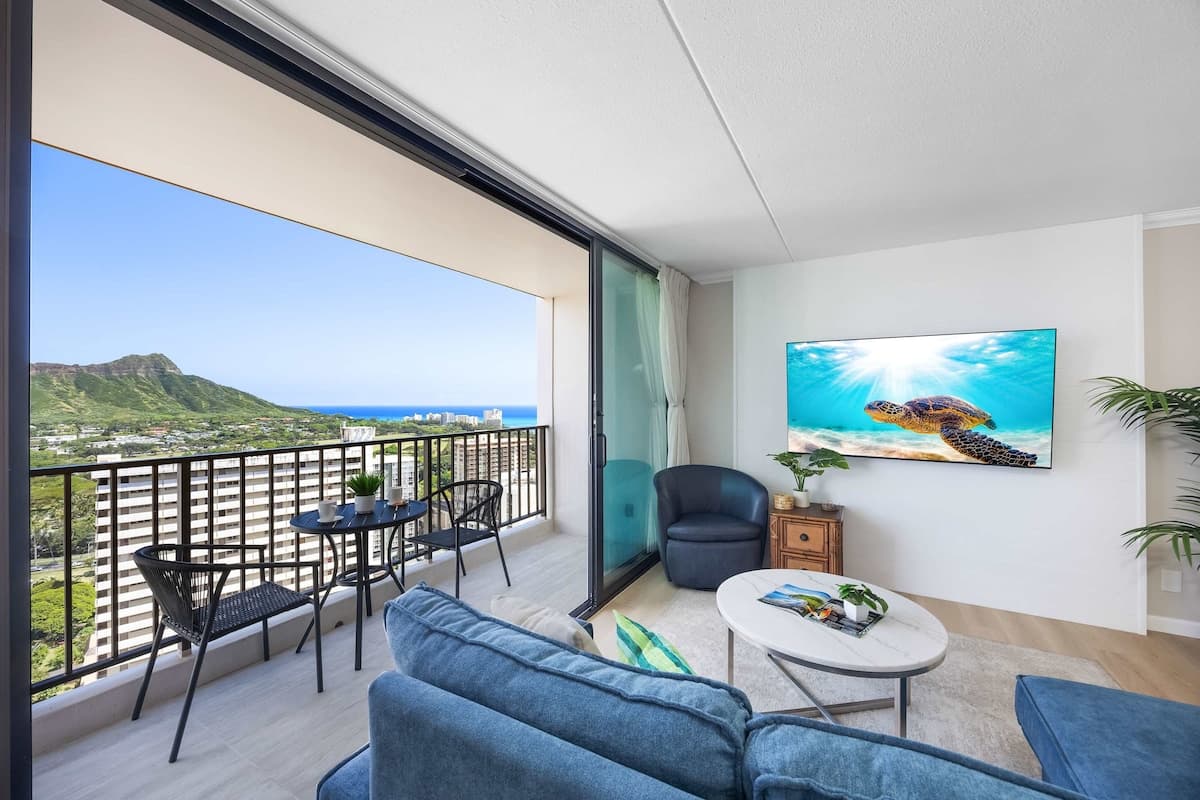 Condo in Honolulu · ★4.84 · 1 bedroom · 3 beds · 1 private bath - Photo 2
