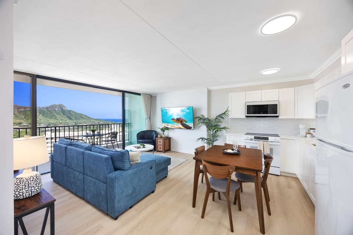 Condo in Honolulu · ★4.84 · 1 bedroom · 3 beds · 1 private bath - Photo 5