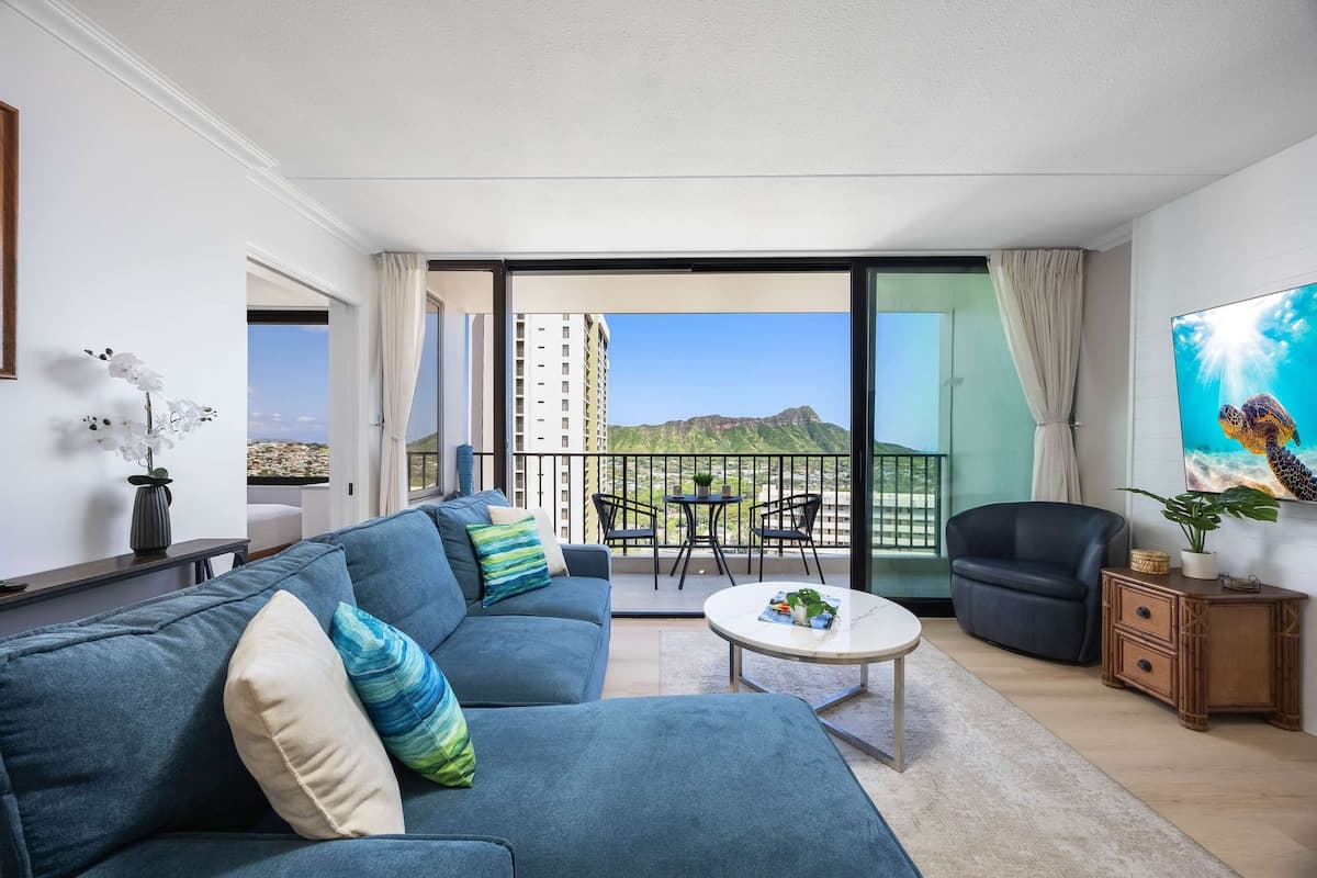 Condo in Honolulu · ★4.84 · 1 bedroom · 3 beds · 1 private bath - Photo 4