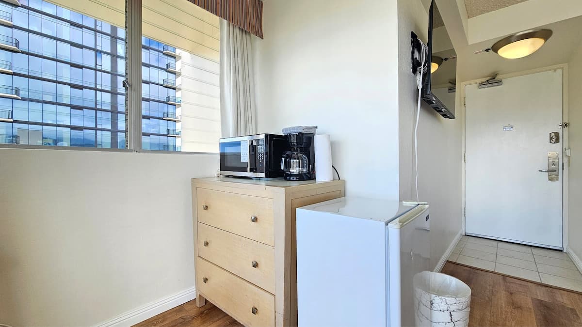 Comfortable King Bed Studio w/ Partial Ocean-View - Photo 4