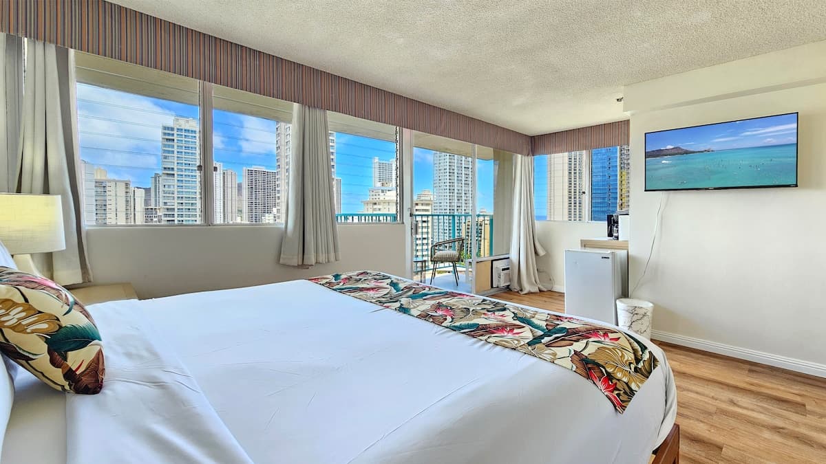 Comfortable King Bed Studio w/ Partial Ocean-View - Photo 1
