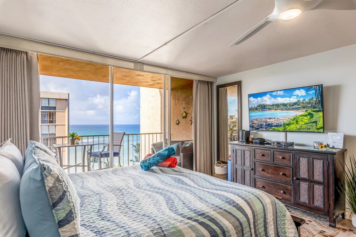 Condo in Lahaina · ★4.98 · Studio · 2 beds · 1 bath - Photo 2
