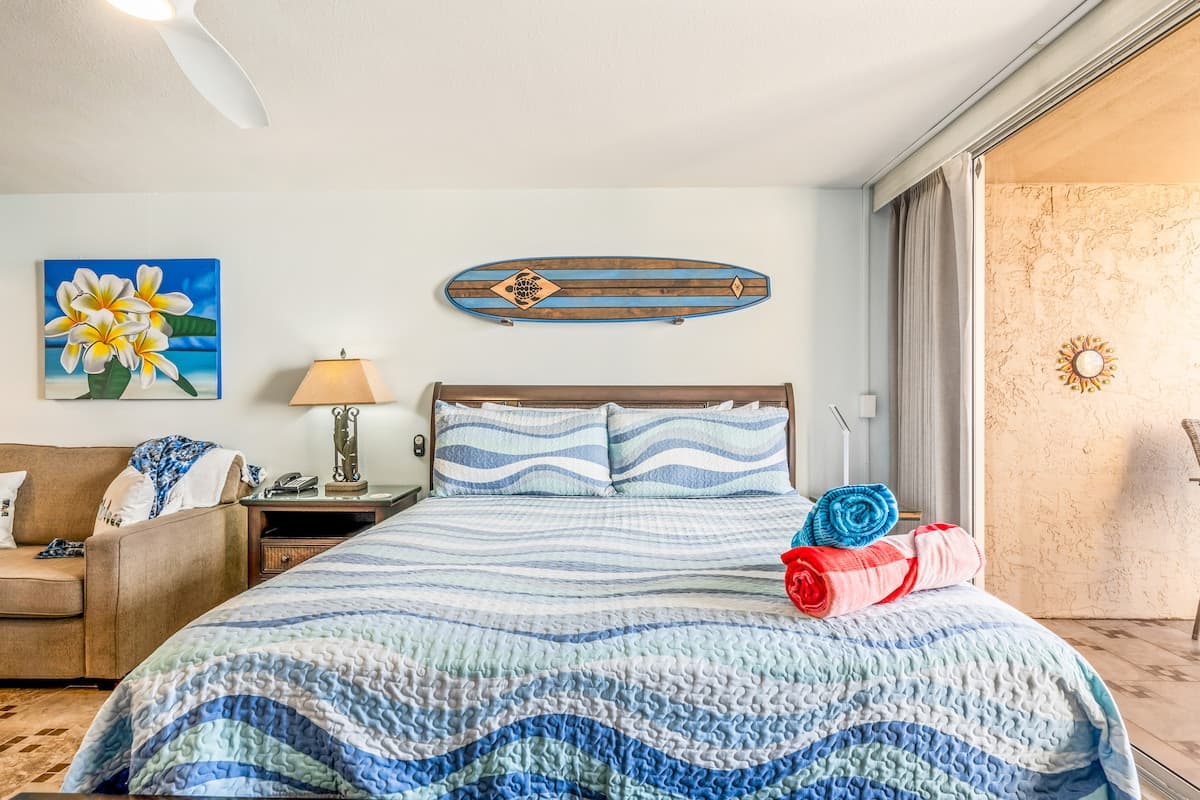 Condo in Lahaina · ★4.98 · Studio · 2 beds · 1 bath - Photo 4