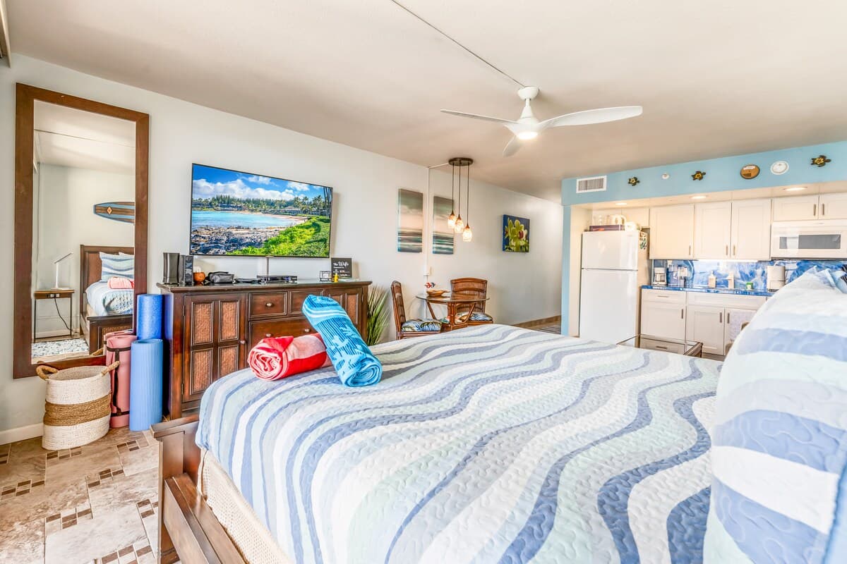 Condo in Lahaina · ★4.98 · Studio · 2 beds · 1 bath - Photo 5