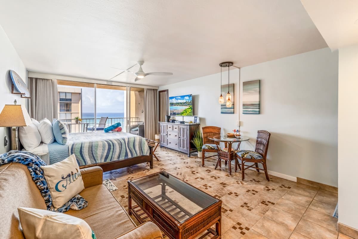 Condo in Lahaina · ★4.98 · Studio · 2 beds · 1 bath - Photo 1
