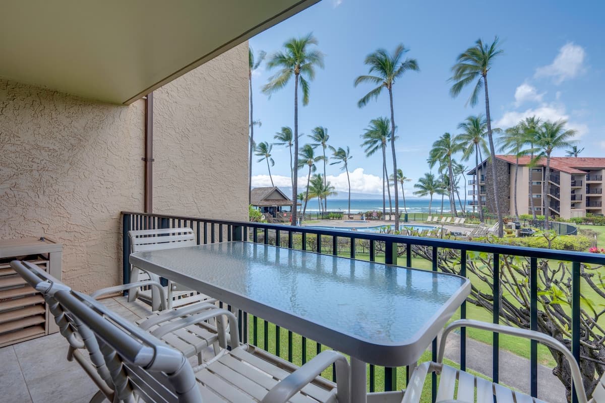 Condo in Lahaina · ★4.92 · 2 bedrooms · 4 beds · 2 baths - Photo 2