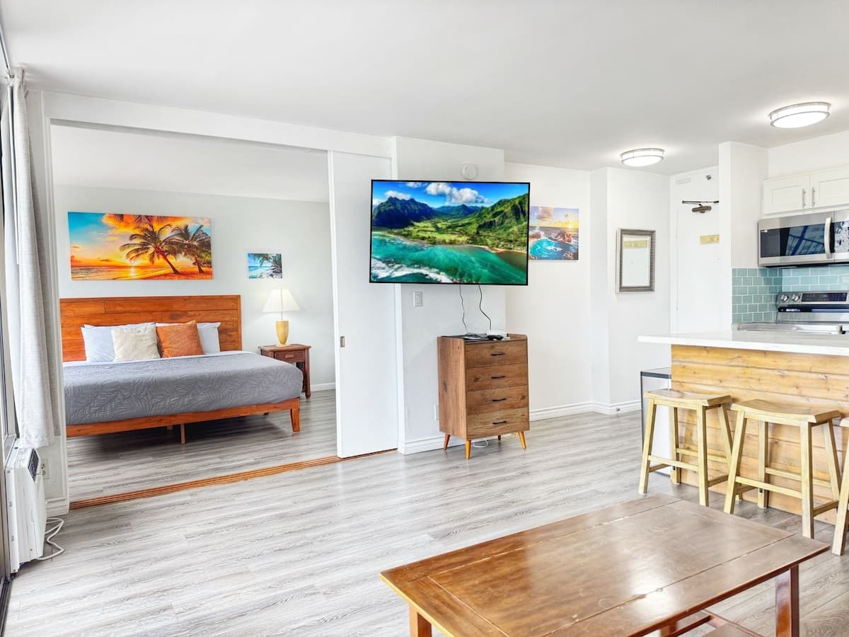 Condo in Honolulu · ★4.84 · 1 bedroom · 2 beds · 1 private bath - Photo 3