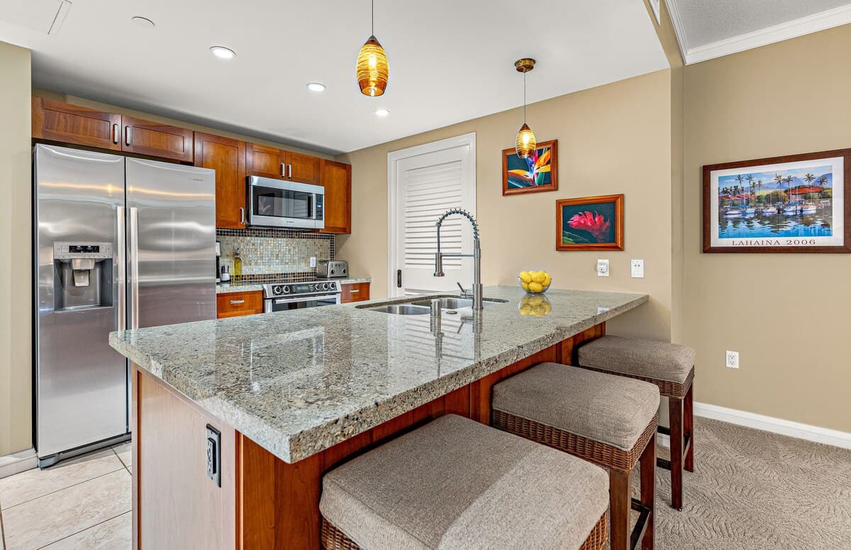 Condo in Lahaina · ★5.0 · 2 bedrooms · 3 beds · 2 baths - Photo 5