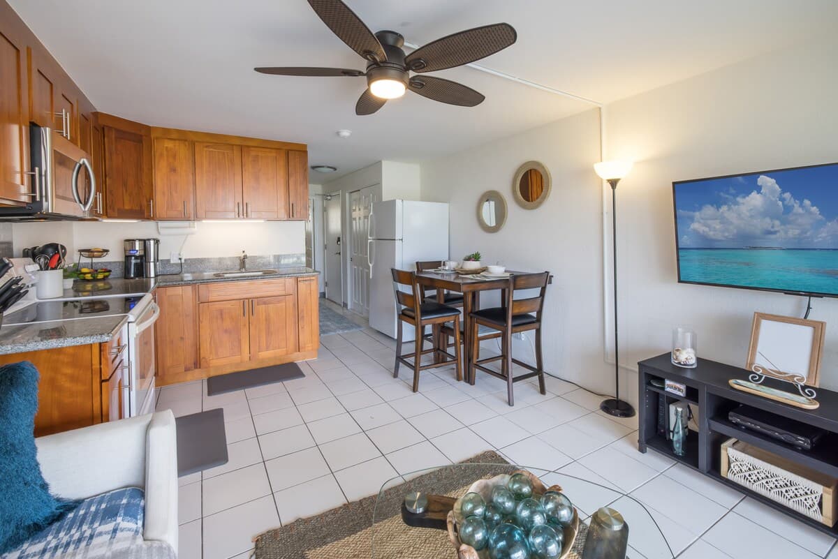 1/1 Condo w/lanai 7min walk to beach 24/7security - Photo 5