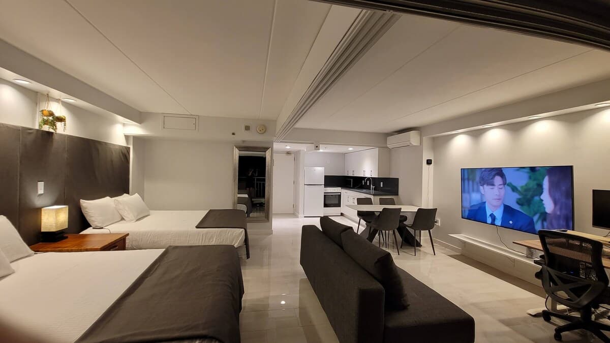 Condo in Honolulu · ★4.75 · Studio · 2 beds · 1 private bath - Photo 3