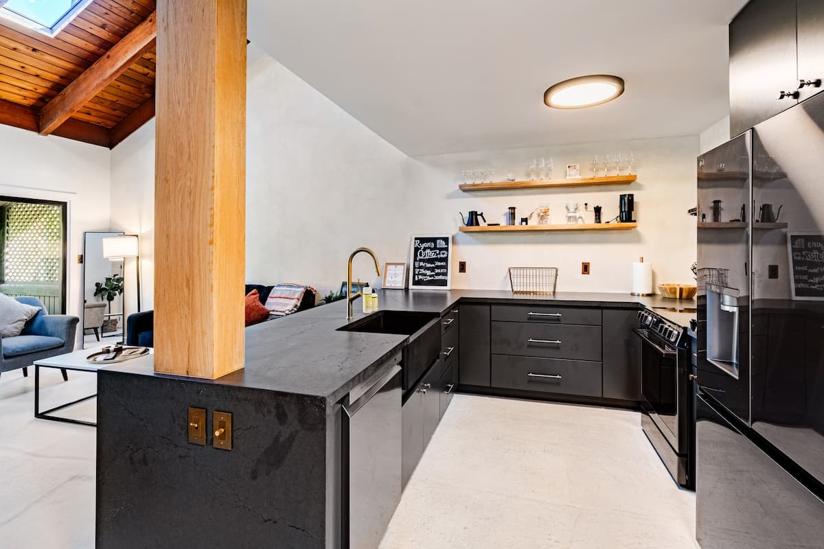 Newly Renovated 2BR Loft · Beach Walk · Pool & Spa - Photo 4