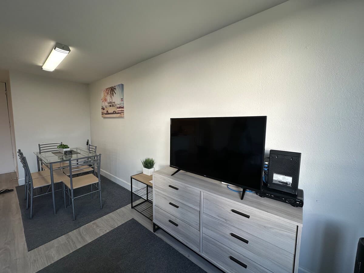 1 BR Apt In Waikiki with Canal & Mountain View - Photo 1