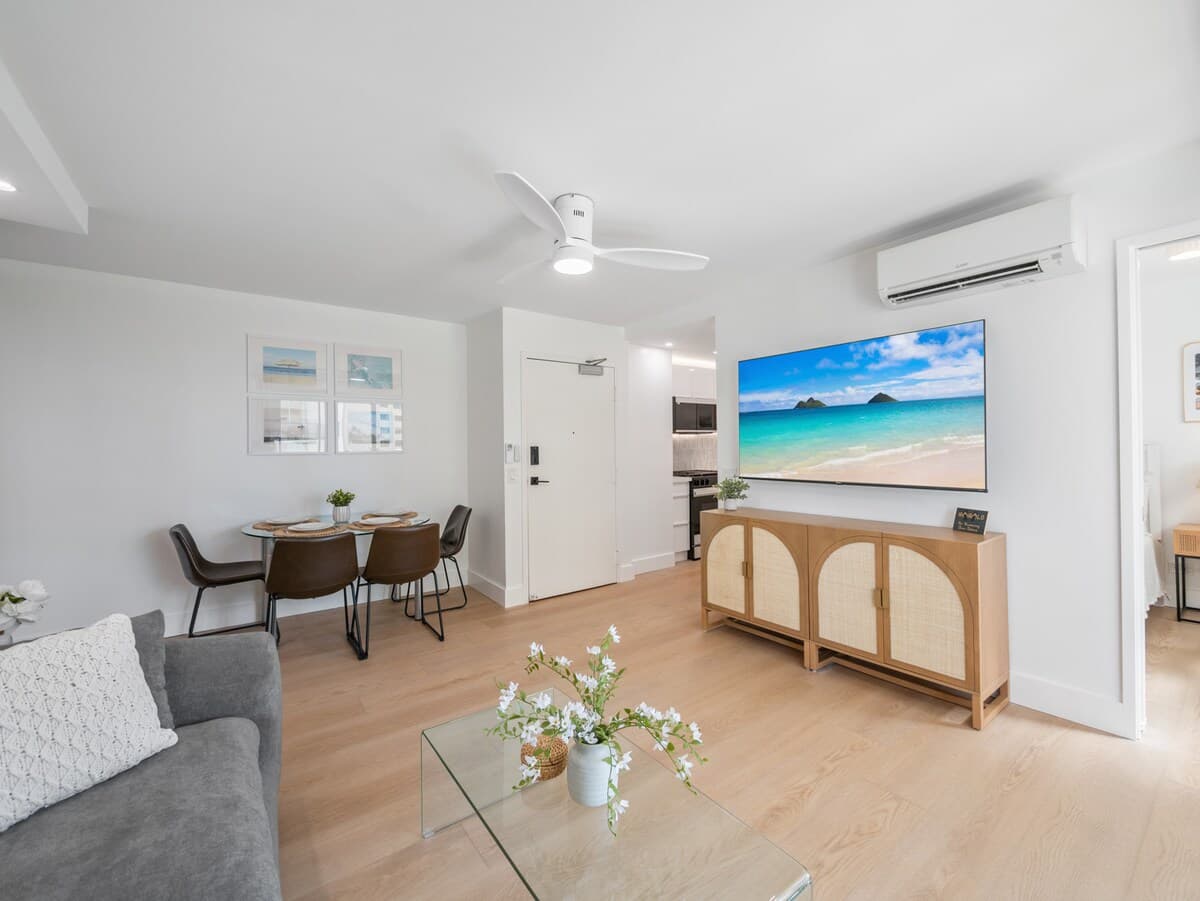 Condo in Honolulu · ★4.9 · 3 bedrooms · 4 beds · 2 private baths - Photo 2