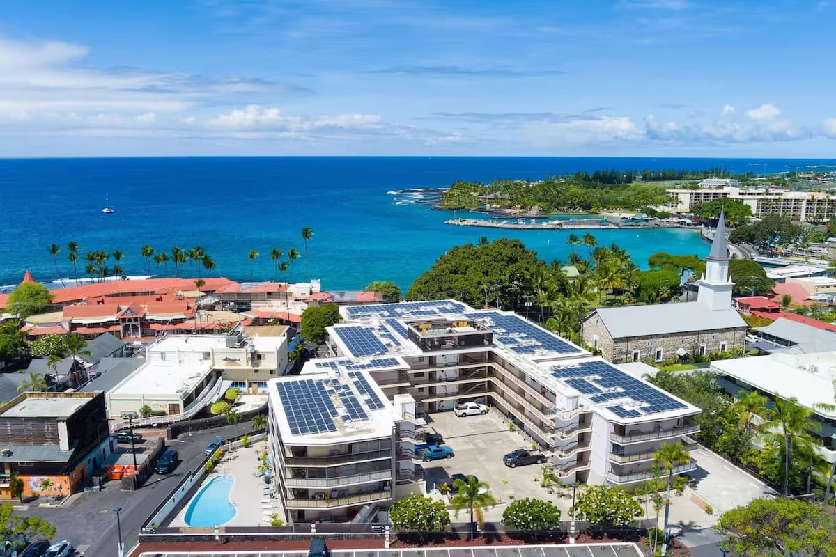 Condo in Kailua-Kona · ★4.91 · 1 bedroom · 2 beds · 1 bath - Photo 1