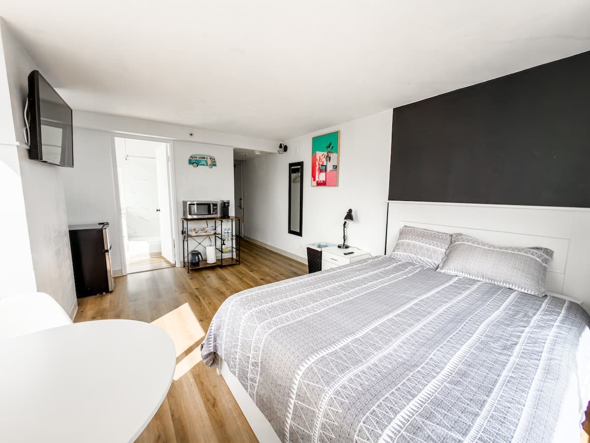 Condo in Honolulu · ★4.74 · Studio · 1 bed · 1 private bath - Photo 2