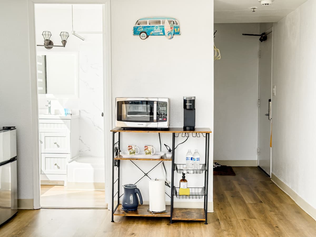 Condo in Honolulu · ★4.74 · Studio · 1 bed · 1 private bath - Photo 4