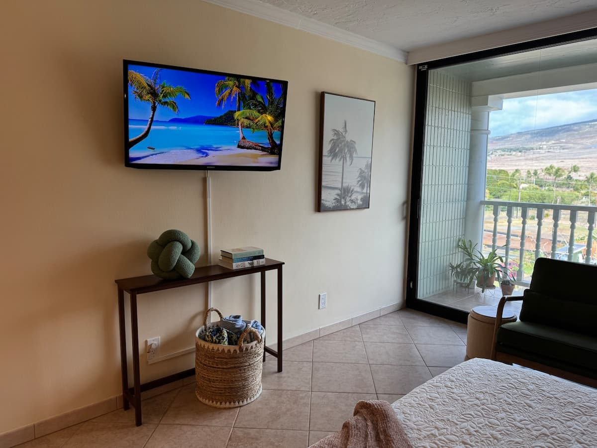 Condo in Lahaina · ★4.93 · Studio · 1 bed · 1 bath - Photo 4