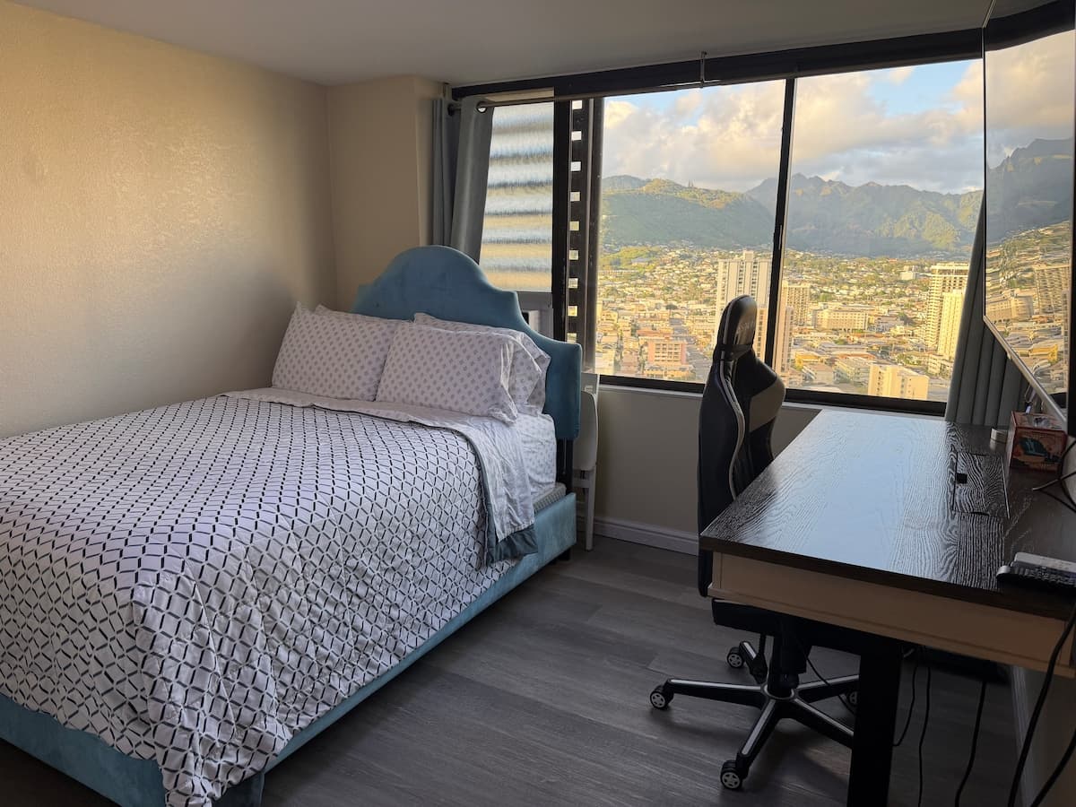 Condo in Honolulu · ★4.88 · Studio · 1 private bath - Photo 1