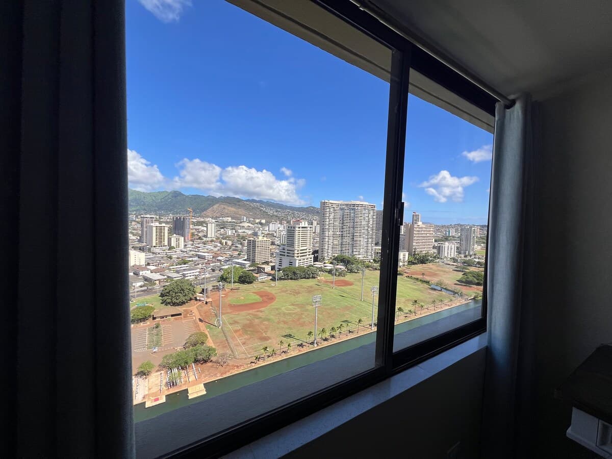 Condo in Honolulu · ★4.88 · Studio · 1 private bath - Photo 4